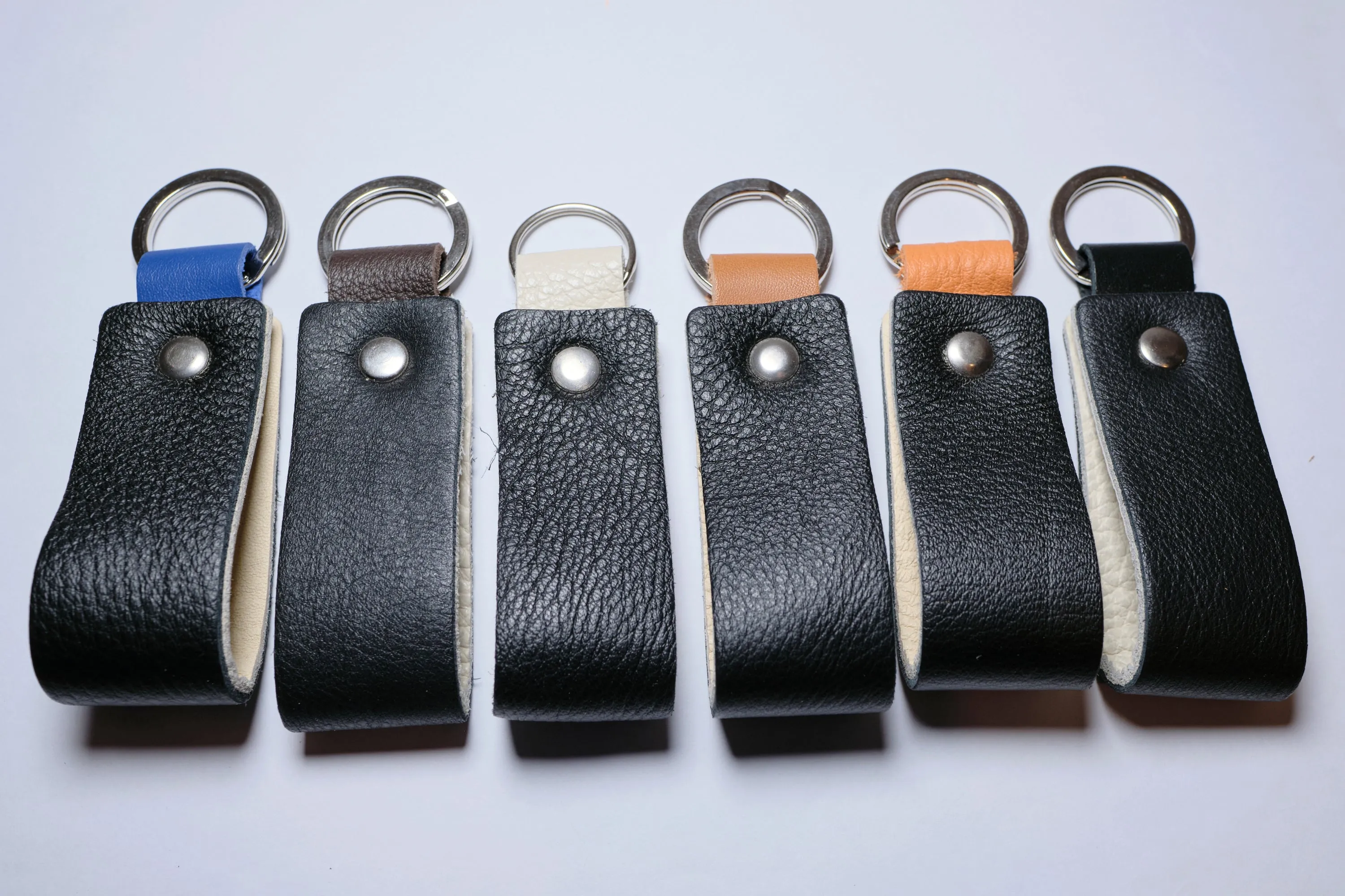 Nero Wallet - Cool Leather Keychain for Men and Women - Key Holder - Key Organizer - Double Colors Leather - Set of 2 - Random Colors