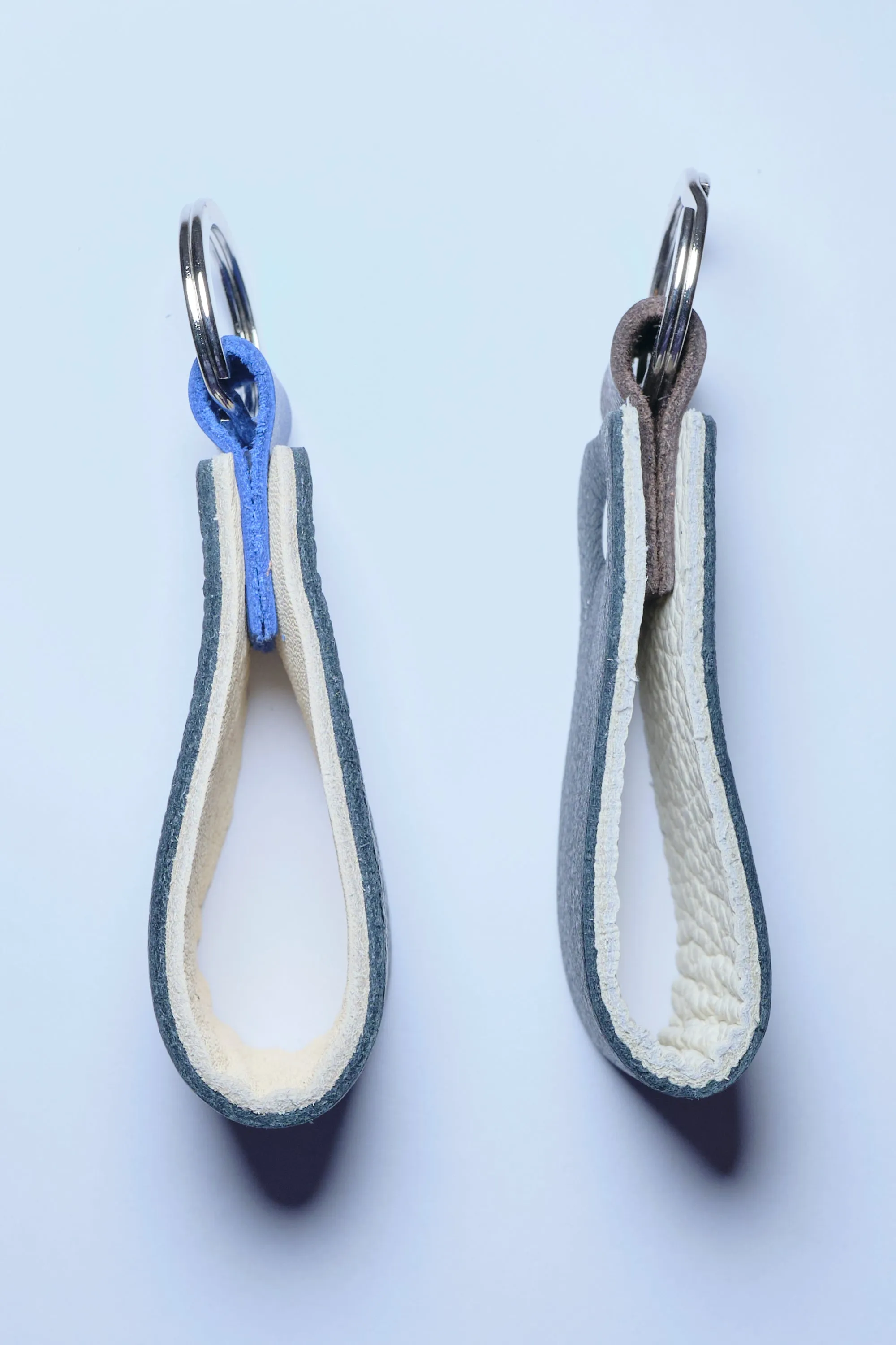Nero Wallet - Cool Leather Keychain for Men and Women - Key Holder - Key Organizer - Double Colors Leather - Set of 2 - Random Colors