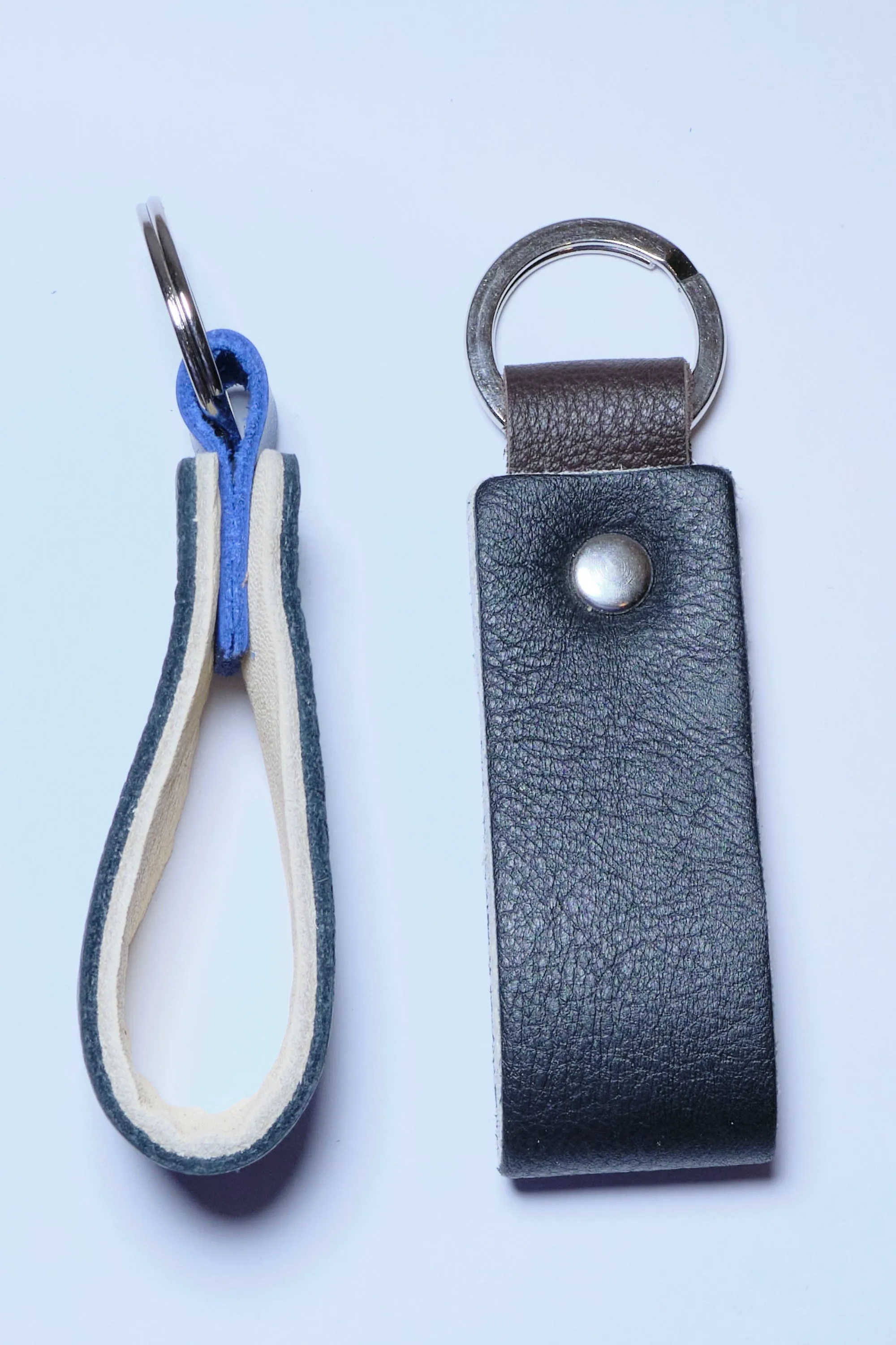 Nero Wallet - Cool Leather Keychain for Men and Women - Key Holder - Key Organizer - Double Colors Leather - Set of 2 - Random Colors