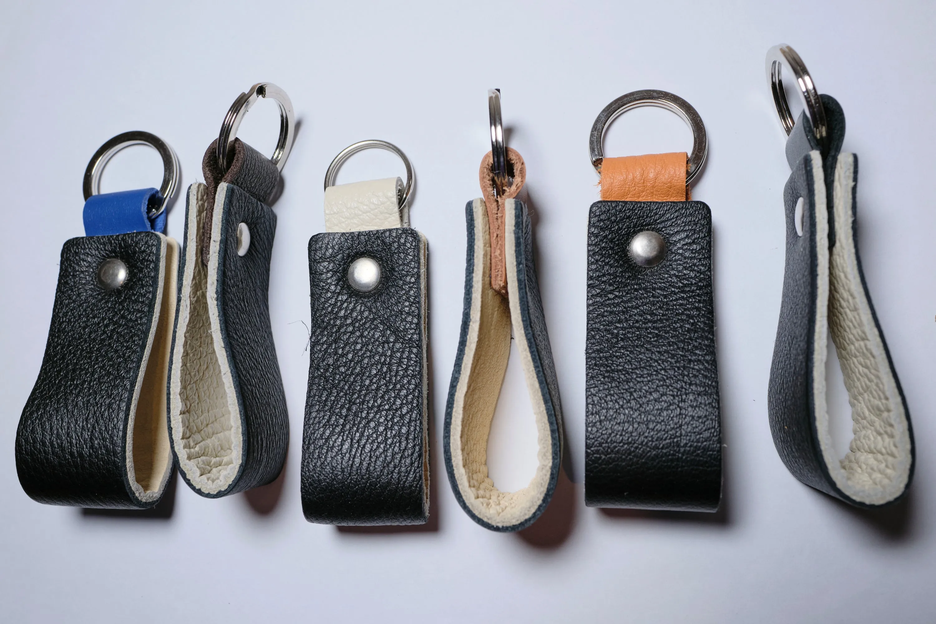 Nero Wallet - Cool Leather Keychain for Men and Women - Key Holder - Key Organizer - Double Colors Leather - Set of 2 - Random Colors