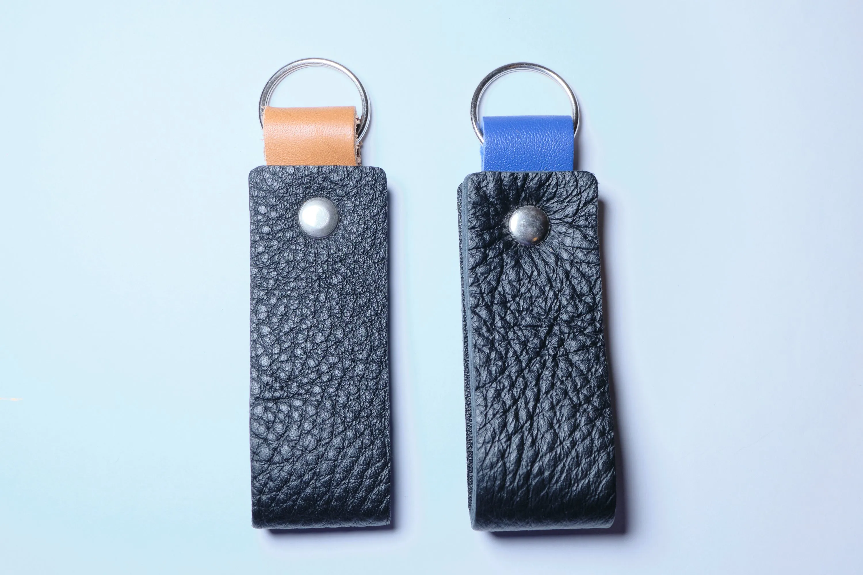 Nero Wallet - Cool Leather Keychain for Men and Women - Key Holder - Key Organizer - Double Colors Leather - Set of 2 - Random Colors