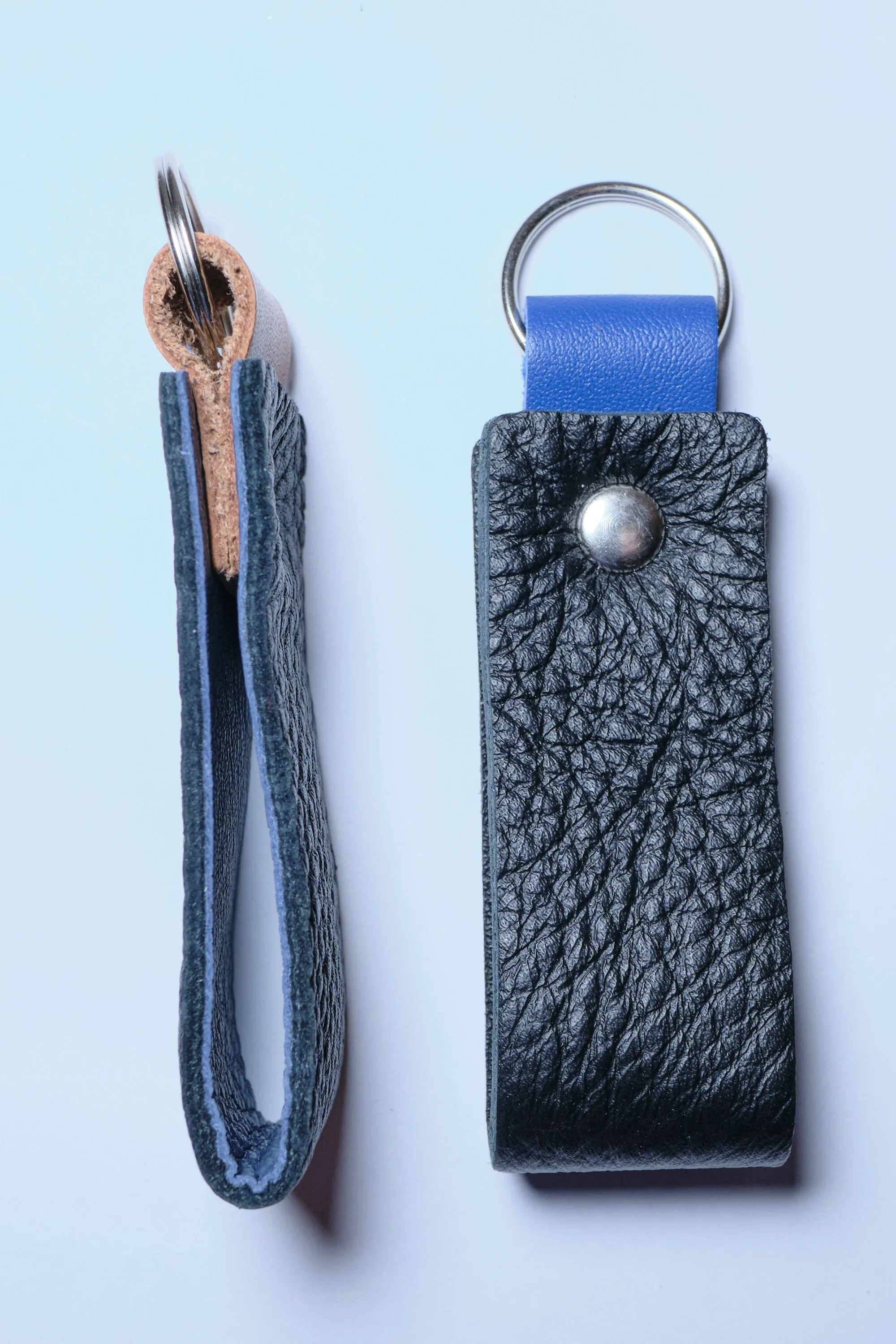 Nero Wallet - Cool Leather Keychain for Men and Women - Key Holder - Key Organizer - Double Colors Leather - Set of 2 - Random Colors
