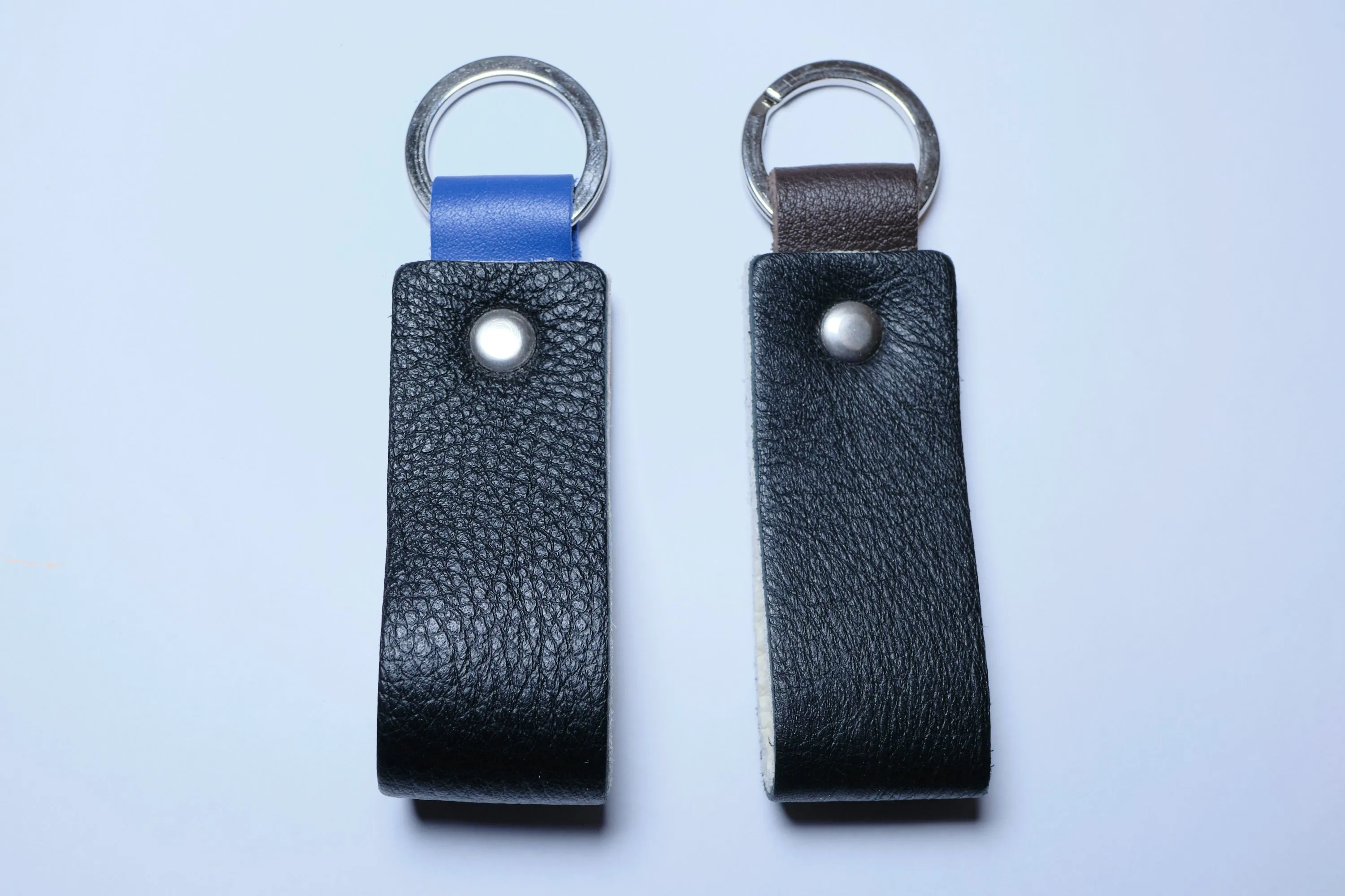 Nero Wallet - Cool Leather Keychain for Men and Women - Key Holder - Key Organizer - Double Colors Leather - Set of 2 - Random Colors